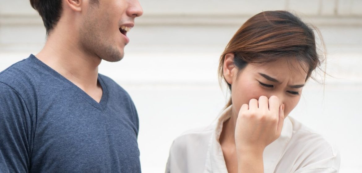 Неприятный запах изо рта